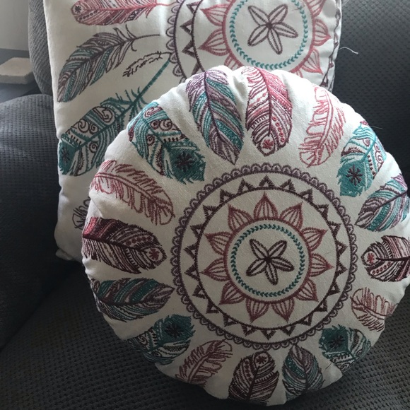 (2) Feather Pillows - Picture 2 of 7